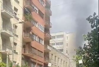 Φωτιά σε κτίριο κοντά στο υπ. Υγείας - Απεγκλωβίστηκαν τρεις άνθρωποι