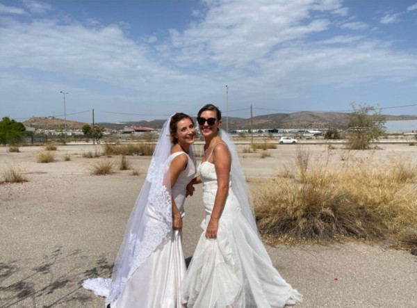 Ευδοκία Ρουμελιώτη – Βίκυ Βολιώτη – Φόρεσαν νυφικό και φωτογραφήθηκαν για τον λόγο που δεν φαντάζεστε