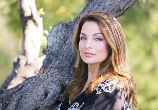 Άντζελα Γκερέκου – Επέστρεψε στα γυρίσματα δύο μήνες μετά τον θάνατο του Τόλη Βοσκόπουλου