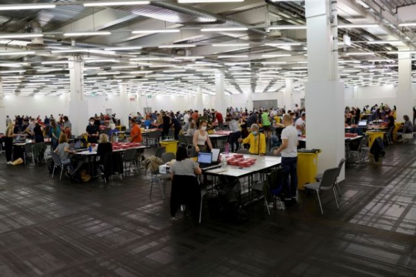 Εκλογές στη Γερμανία – Συρρέουν στα εκλογικά κέντρα οι ψηφοφόροι