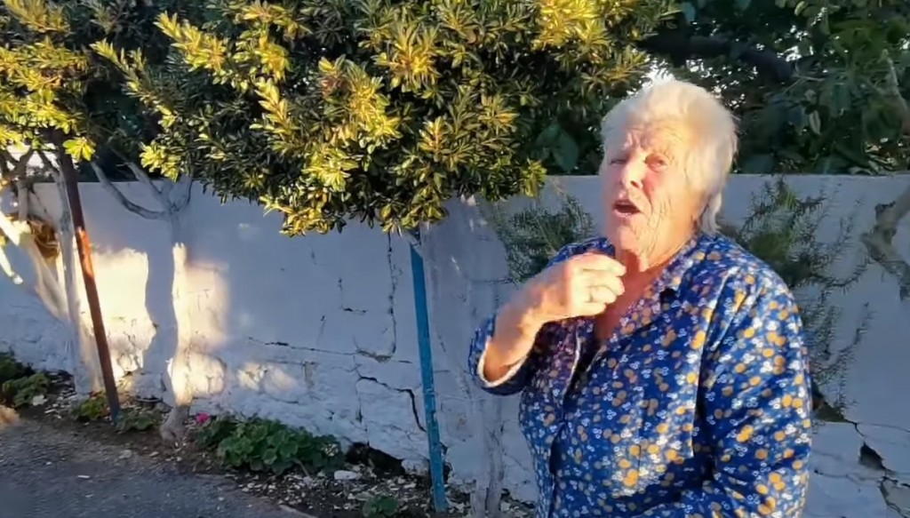 Κρήτη – Συγκινεί η 84χρονη γιαγιά μέσα από το μισογκρεμισμένο σπίτι της – «Να σου κάνουμε και ένα καφεδάκι»