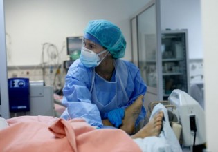 «Καμπανάκι» Εξαδάχτυλου – Για ποιους έχει καθυστερήσει ο εμβολιασμός με 3η δόση