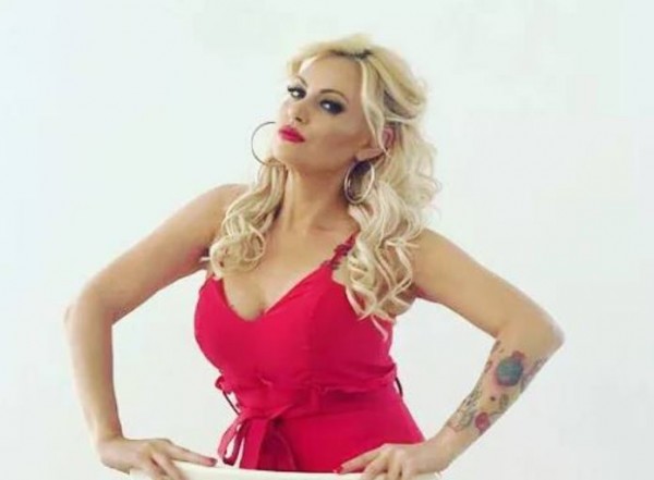 Γωγώ Γαρυφάλλου – «Έπεσε νταλίκα πάνω στη μητέρα μου και την πέταξε στο απέναντι ρεύμα»