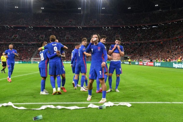 Εικόνες ντροπής – Ήχοι μαϊμούς και ρίψη αντικειμένων από τους ούγγρους φιλάθλους στους άγγλους παίκτες