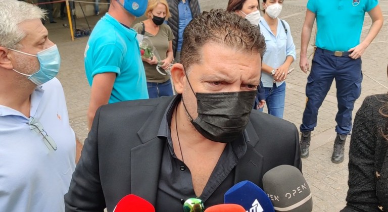 Γρηγόρης Μπιθικώτσης – Στη Μητρόπολη για να πει το τελευταίο αντίο στον Μίκη Θεοδωράκη