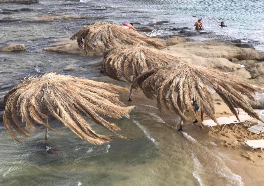 Χαλκιδική - Η στιγμή που τροπική καταιγίδα σαρώνει παραλία