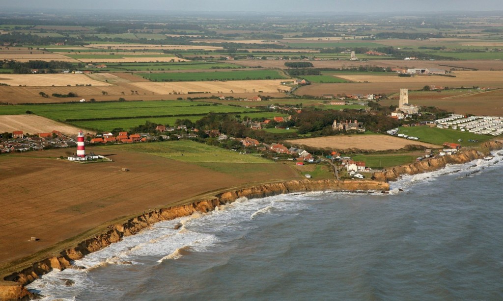 Αγγλία – Η θάλασσα «καταπίνει» ένα ολόκληρο χωριό – Απεγνωσμένοι οι κάτοικοι