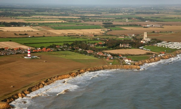Αγγλία – Η θάλασσα «καταπίνει» ένα ολόκληρο χωριό – Απεγνωσμένοι οι κάτοικοι