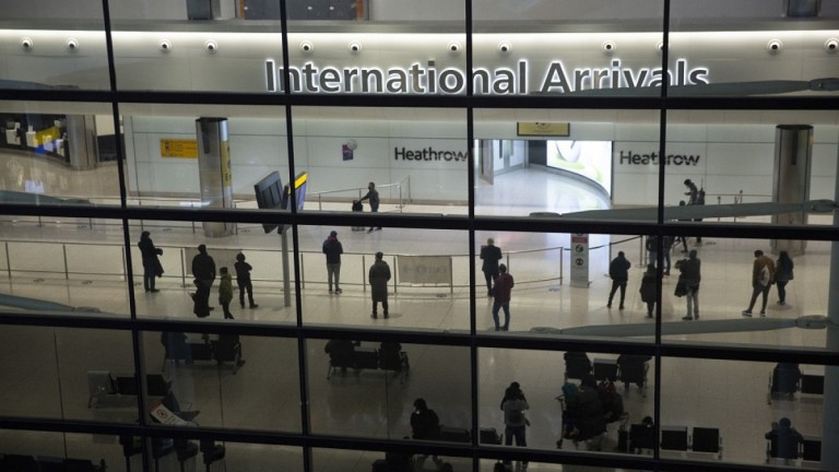 Βρετανία – Διατηρείται μόνο η «κόκκινη» ταξιδιωτική λίστα – Τι ισχύει για εμβολιασμένους