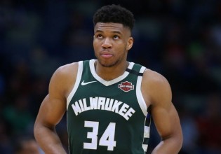 Γιάννης Αντετοκούνμπο – Ανέβασε φωτογραφία με τους δύο γιους του και πλέει σε πελάγη ευτυχίας