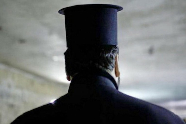 Θεσσαλονίκη – 32χρονος εκβίαζε κληρικό που του είχε δανείσει χρήματα – Τρεις συλλήψεις