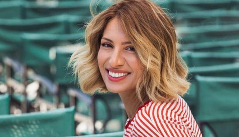 Μαρία Ηλιάκη – Μια αγουροξυπνημένη κούκλα πλάι στην κόρη της το πρωί