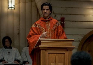 Midnight Mass – Ήρθε επιτέλους στο Netflix και κολλήσαμε αμέσως