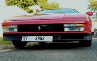 Έρευνα – Οι «εύκολες» πινακίδες κυκλοφορίας συνδέονται με «επιδεικτική διαφθορά»