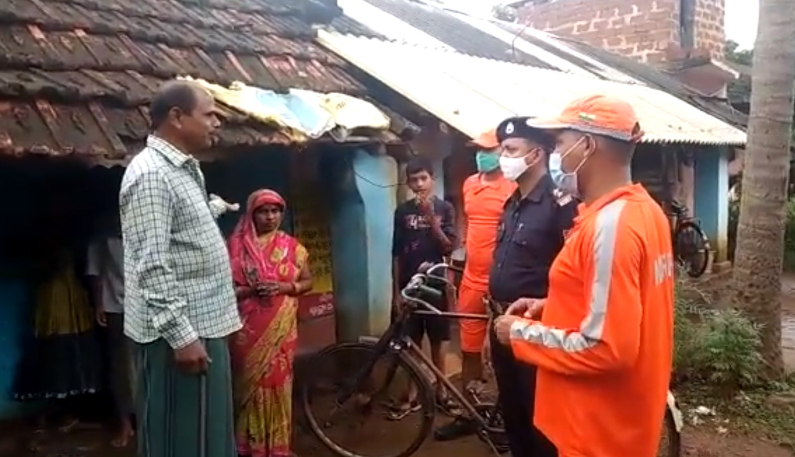 Ινδία - Πλησιάζει τρία κρατίδια ο κυκλώνας Γκούλαμπ - Δεκάδες χιλιάδες άνθρωποι απομακρύνονται από τα εστίες τους
