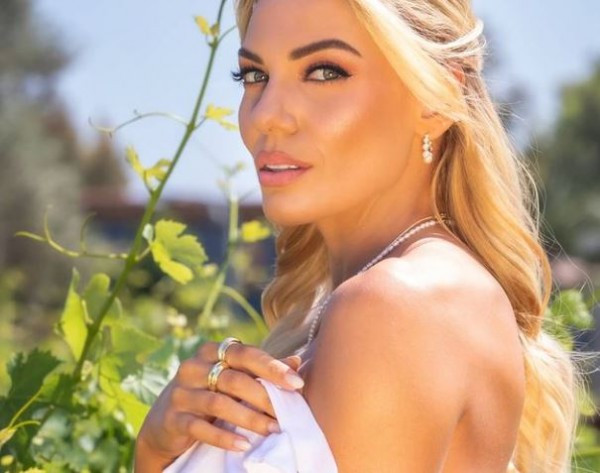 Ιωάννα Μαλέσκου – Παραμυθένιος γάμος στη Βαρυμπόμπη