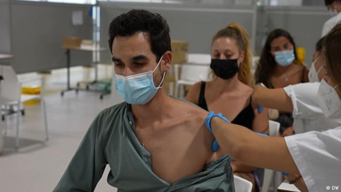 Το... θαύμα της Ισπανίας - Ρεκόρ στους εμβολιασμούς χωρίς καμία πίεση και υποχρεωτικότητα