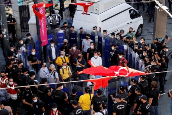 Κοροναϊός – Τουρκία – Διαδήλωση στην Κωνσταντινούπολη κατά του εμβολιασμού και των μέτρων για την πανδημία