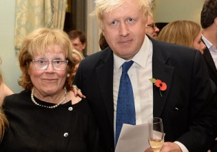 Μπόρις Τζόνσον – Θρηνεί για τη μητέρα του που πέθανε «ξαφνικά»