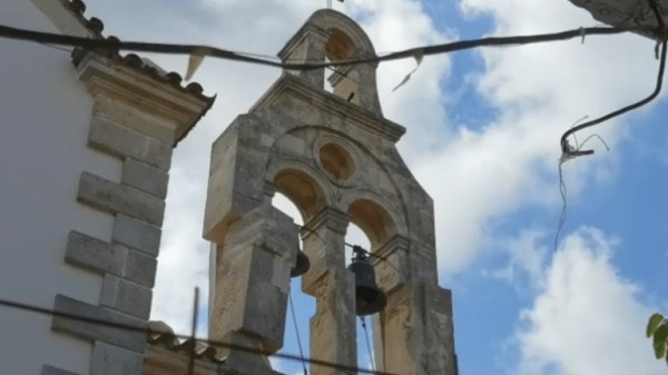 Κρήτη – Από μια «κλωστή» κρέμεται καμπαναριό εκκλησίας σε χωριό που «χτυπήθηκε» από τον σεισμό