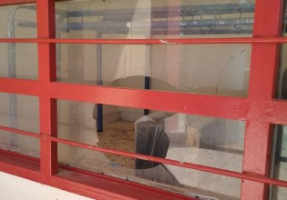 Το σχολείο στο Καπανδρίτι με τα σπασμένα τζάμια και ο Δήμαρχος Ωρωπού που δεν έχει ακόμη παραιτηθεί