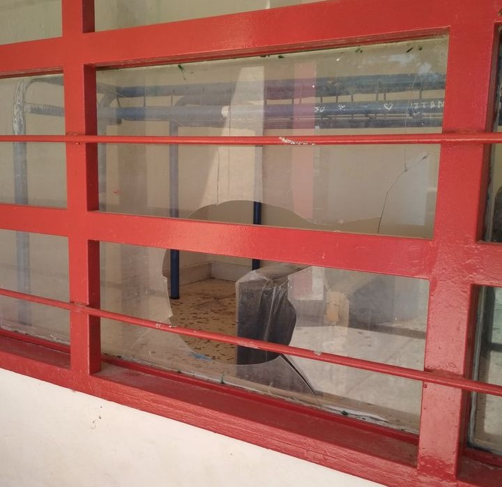 Το σχολείο στο Καπανδρίτι με τα σπασμένα τζάμια και ο Δήμαρχος Ωρωπού που δεν έχει ακόμη παραιτηθεί