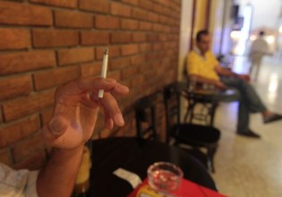 «Καμπανάκι» για τους καπνιστές – Ιδιαίτερα αυξημένος ο κίνδυνος βαριάς Covid-19 και θανάτου