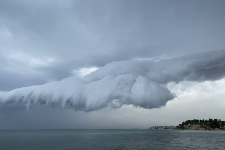 Χαλκιδική – Εντυπωσιακή καταιγίδα στον Θερμαϊκό – Σύννεφο κάνει «βουτιά» στη θάλασσα