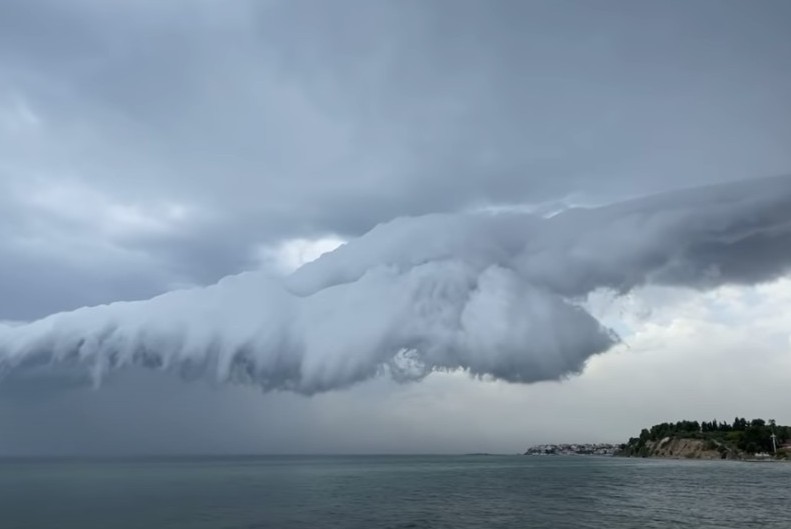 Χαλκιδική – Εντυπωσιακή καταιγίδα στον Θερμαϊκό – Σύννεφο κάνει «βουτιά» στη θάλασσα
