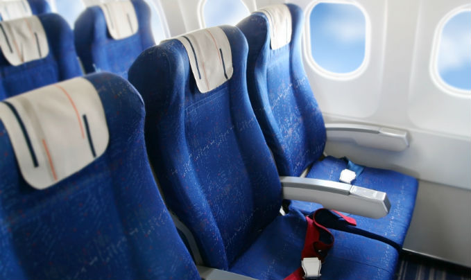 Αεροπλάνο - Εσείς ξέρετε σε ποιον «ανήκουν» τα μπράτσα του μεσαίου καθίσματος;