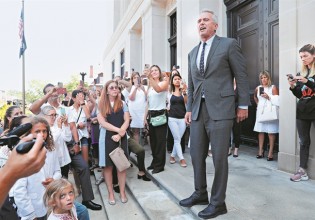 Ο Κένεντι που έγινε τοπ προπαγανδιστής των αντιεμβολιαστών