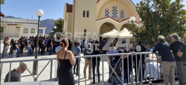 Ηράκλειο – Θρήνος στην κηδεία του 17χρονου που σκοτώθηκε σε τροχαίο με τον φίλο του