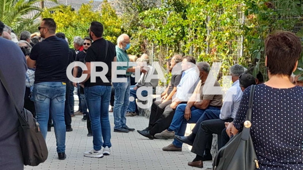 Κρήτη – Θρήνος στην κηδεία του Ιάκωβου Τζαγκαράκη – Το θύμα του σεισμού στο Αρκαλοχώρι
