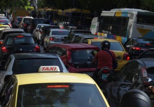 Κίνηση – Χάος στους δρόμους της Αθήνας – Πού παρατηρούνται ουρές χιλιομέτρων [Χάρτης]