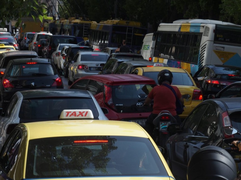 Κίνηση – Χάος στους δρόμους της Αθήνας – Πού παρατηρούνται ουρές χιλιομέτρων [Χάρτης]