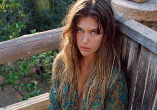 Κλέλια Ανδριολάτου – Η συμπρωταγωνίστρια του Χριστόφορου Παπακαλιάτη ποζάρει πιο όμορφη από ποτέ