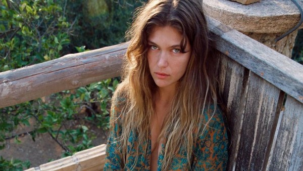 Κλέλια Ανδριολάτου – Η συμπρωταγωνίστρια του Χριστόφορου Παπακαλιάτη ποζάρει πιο όμορφη από ποτέ