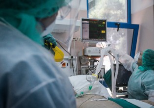 Τζανάκης – Ελπίζω οι αντιεμβολιαστές να σκεφτούν πόσους παίρνουν στο λαιμό τους – Τι είπε για τους «Χριστιανοταλιμπάν»