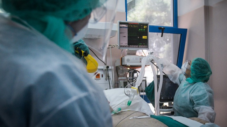 Τζανάκης – Ελπίζω οι αντιεμβολιαστές να σκεφτούν πόσους παίρνουν στο λαιμό τους – Τι είπε για τους «Χριστιανοταλιμπάν»