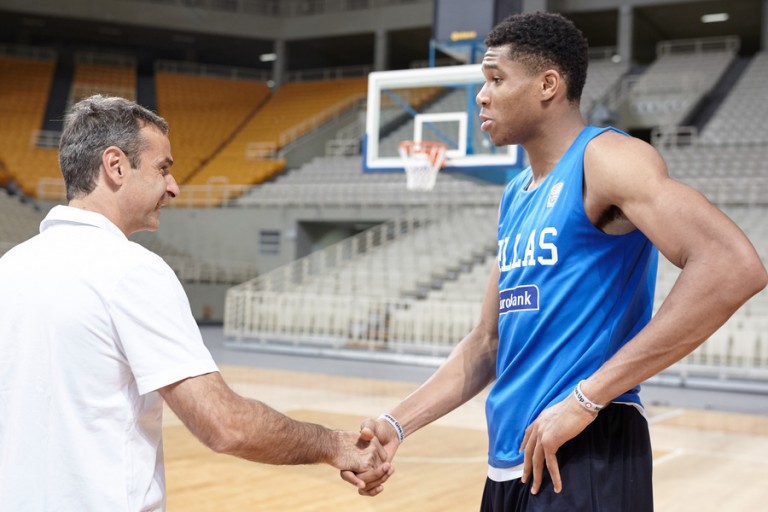 Παρουσία Μητσοτάκη η ορκωμοσία Βερόνικας και Εμέκα Αντετοκούνμπο