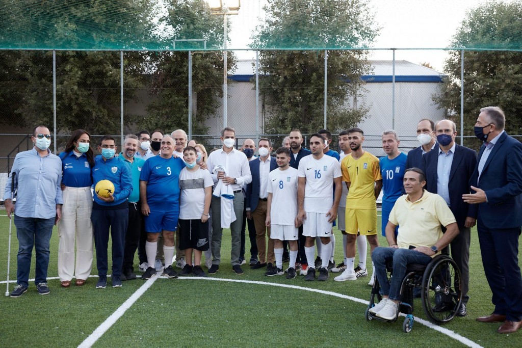 Μητσοτάκης – Στην προπόνηση της εθνικής ομάδας ποδοσφαίρου Τυφλών