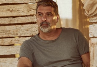 Βασίλης Μπισμπίκης – Ποιος είναι ο Βασίλης Γιαννούλης από την σειρά Κομάντα και Δράκοι