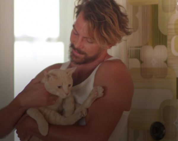 Άγριες Μέλισσες – Το φανελάκι του Κωνσταντή έβαλε φωτιά στο Twitter