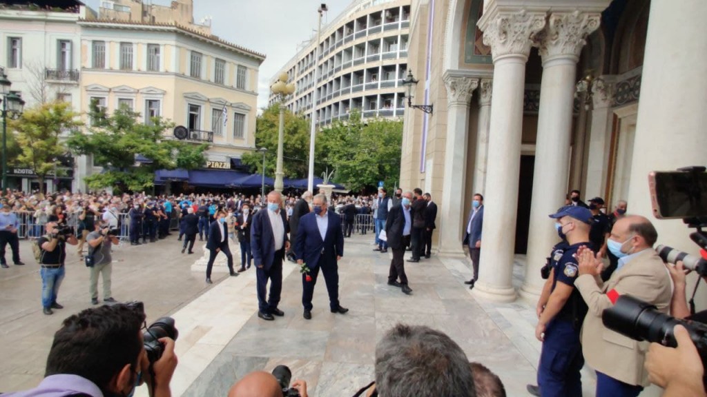 Στη Μητρόπολη Αθηνών ο Κουτσούμπας – Όλα έτοιμα για την τελετή αποχαιρετισμού στον Μίκη Θεοδωράκη