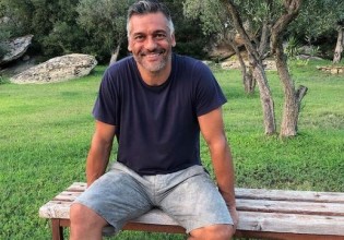 Στέλιος Κρητικός – Αυτή είναι η φωτογραφία με τη νεογέννητη κόρη του στο μαιευτήριο