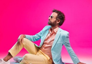 Ο Κωστής Μαραβέγιας έρχεται «Δυνατά» στην μικρή οθόνη