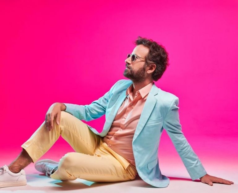 Ο Κωστής Μαραβέγιας έρχεται «Δυνατά» στην μικρή οθόνη