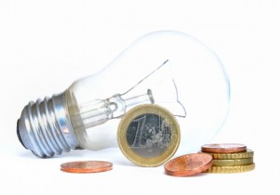 Επιμένει η κυβέρνηση ότι η ακρίβεια είναι προσωρινή – Για εκτίναξη των τιμολογίων στο ρεύμα προειδοποιεί η ΕΕ