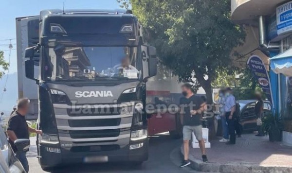 Λαμία – Νταλίκα πήρε λάθος δρόμο και «σφήνωσε» στο κέντρο της πόλης