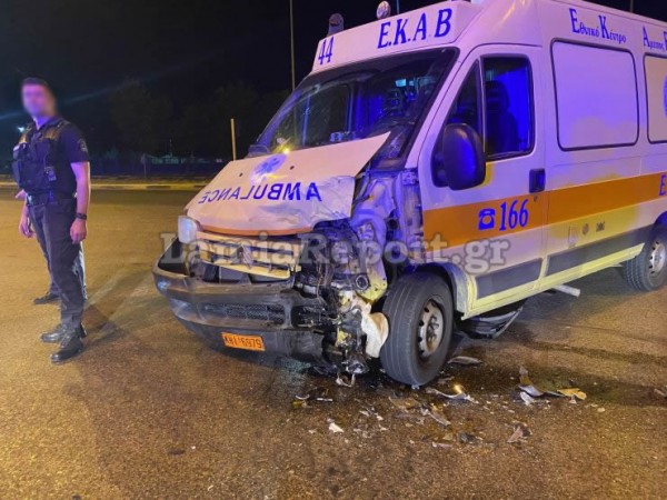 Λαμία – Σφοδρή σύγκρουση ΙΧ με ασθενοφόρο – Στο νοσοκομείο μια οικογένεια